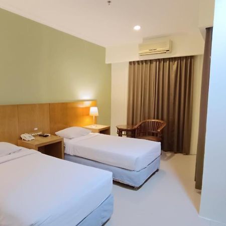 Hotel Wisata Палембанг Экстерьер фото