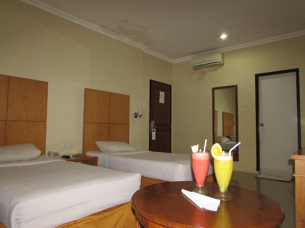 Hotel Wisata Палембанг Экстерьер фото
